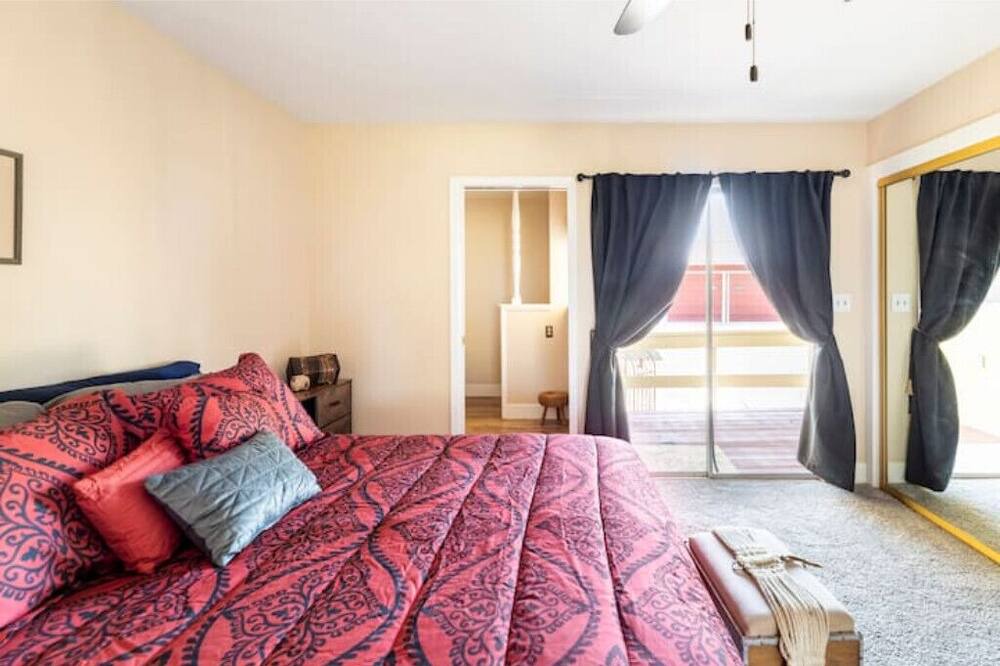 Photo of Bedroom in Hood