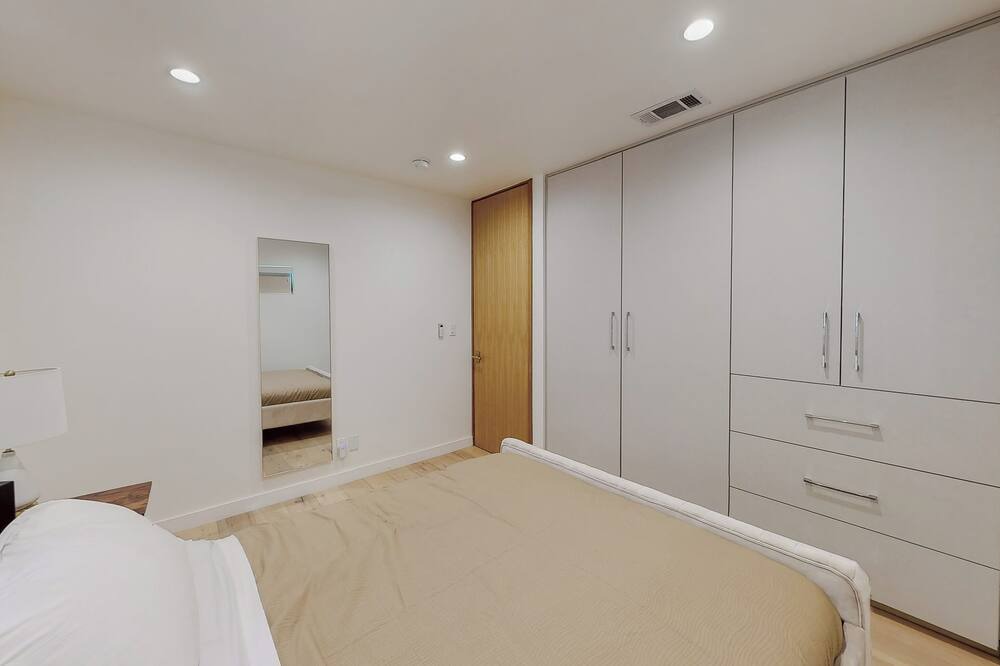 Photo of Bedroom in Lake Balboa