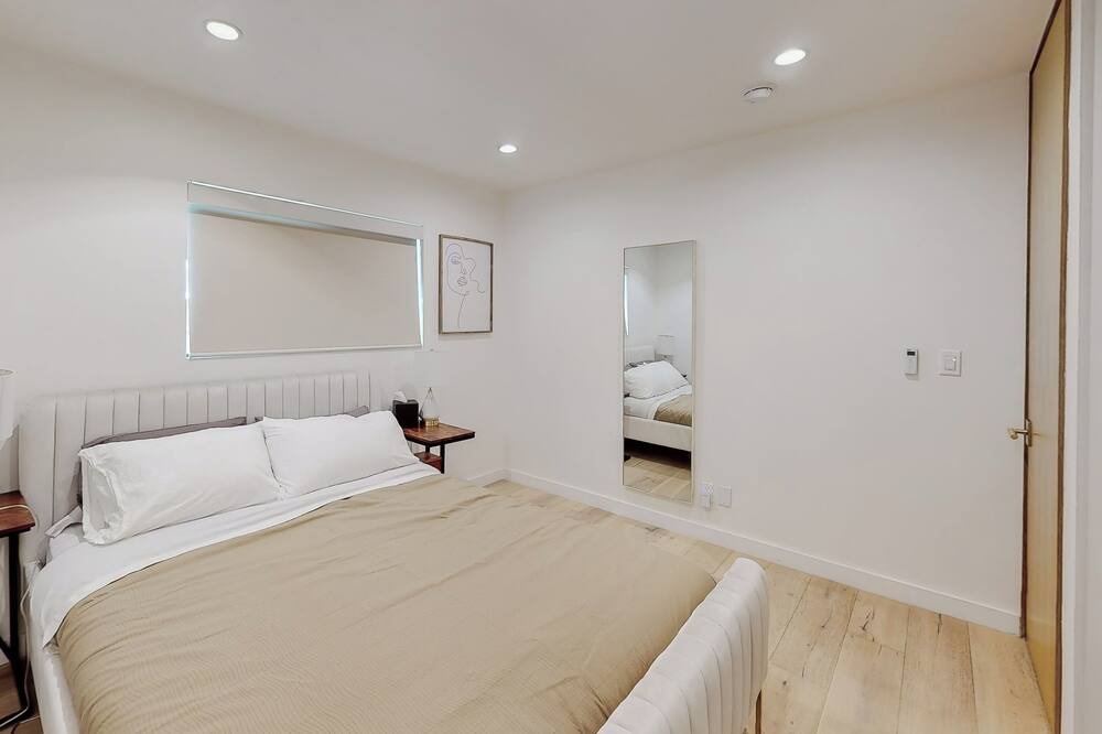 Photo of Bedroom in Lake Balboa