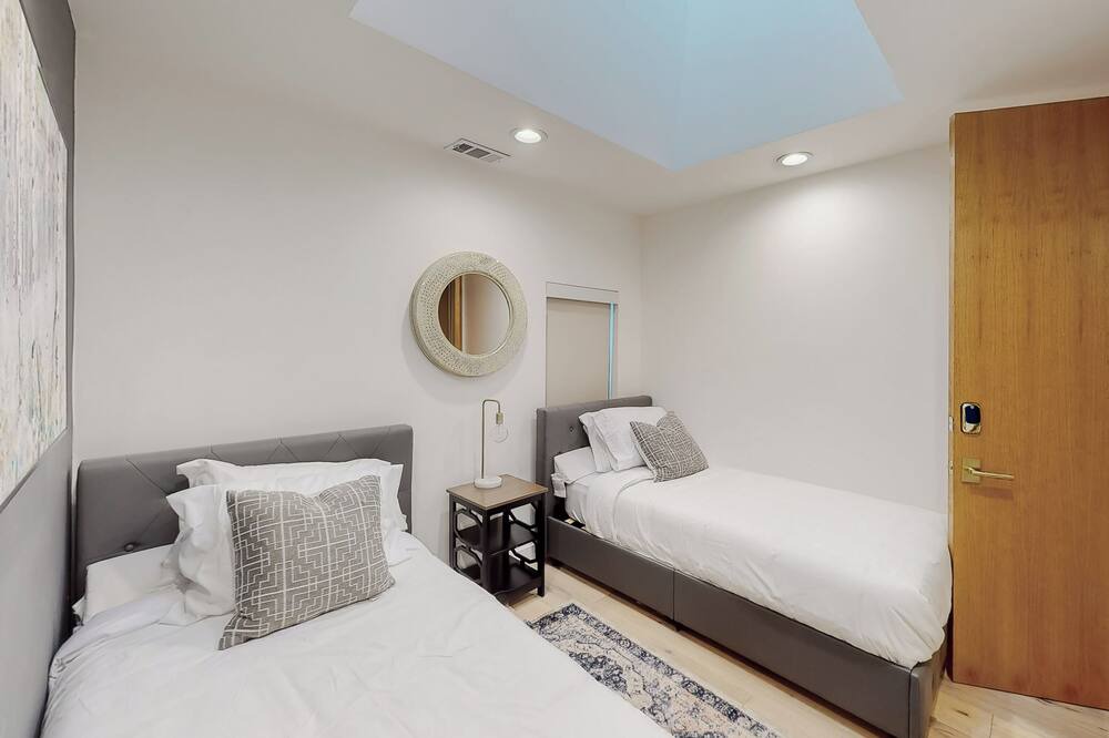 Photo of Bedroom in Lake Balboa
