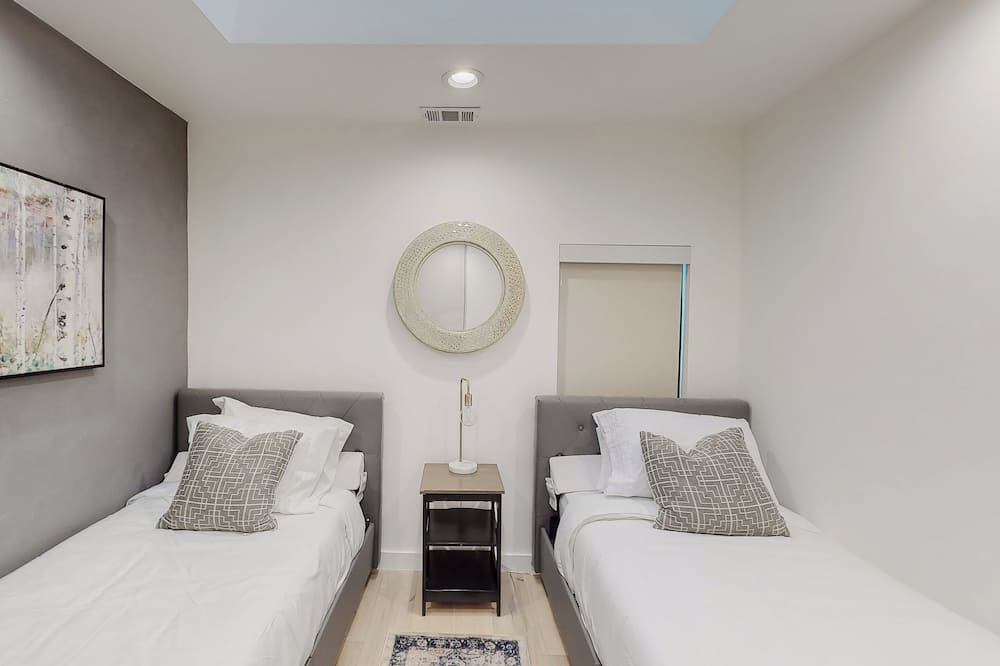 Photo of Bedroom in Lake Balboa