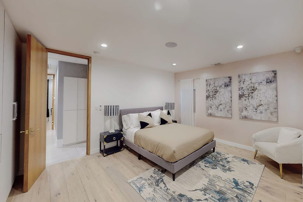 Photo of Bedroom in Lake Balboa