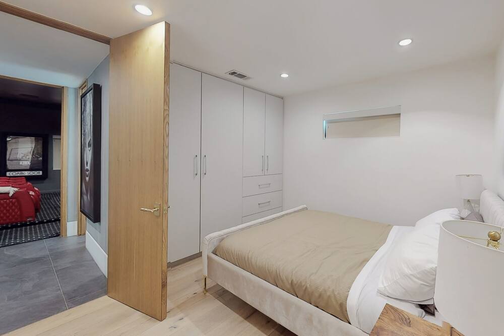 Photo of Bedroom in Lake Balboa