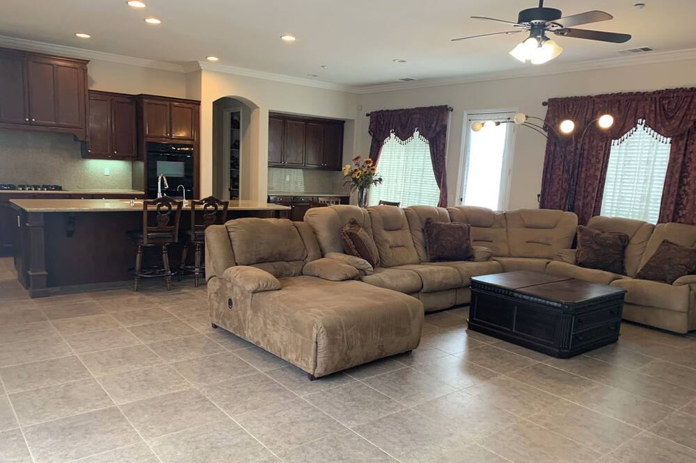 Photo of Livingroom in Alessandro Heights
