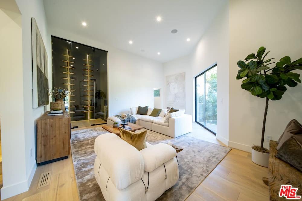 Photo of Livingroom in Beachwood Canyon