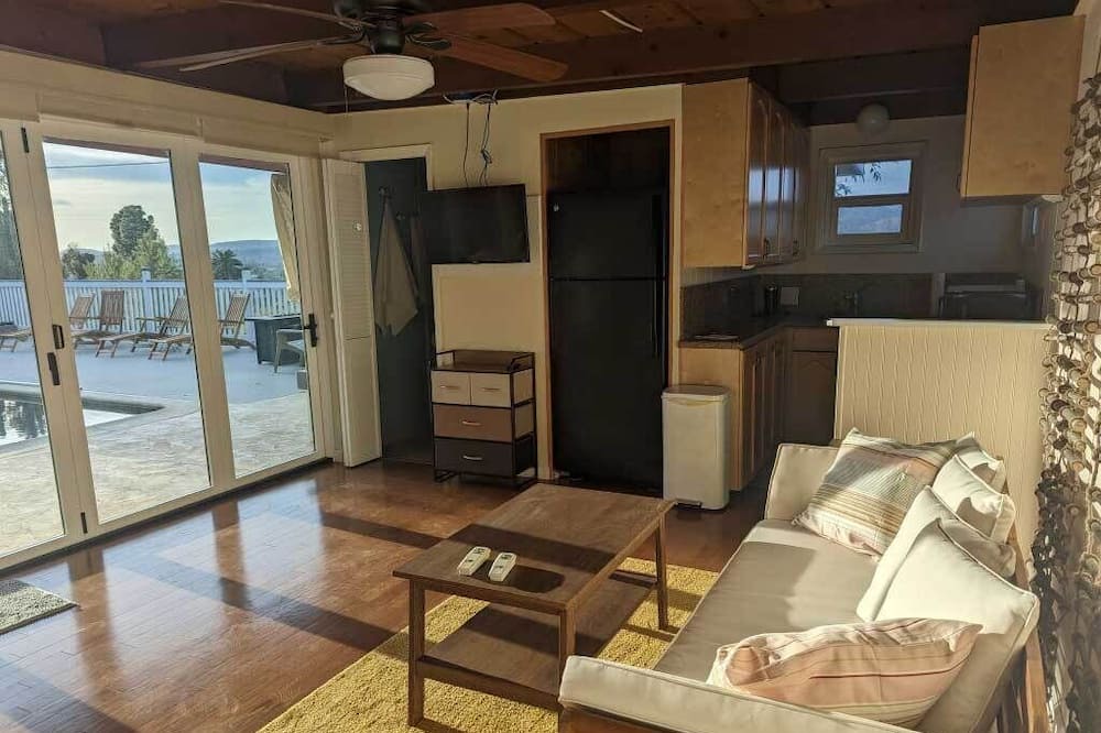 Photo of Livingroom in East Grove