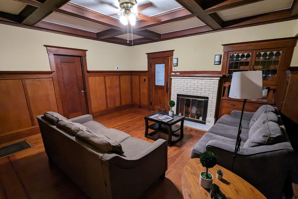 Photo of Livingroom in Southwest Berkeley