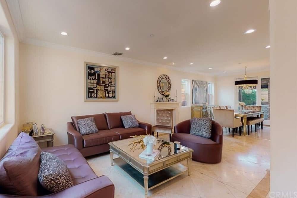 Photo of Livingroom in Eagle Rock