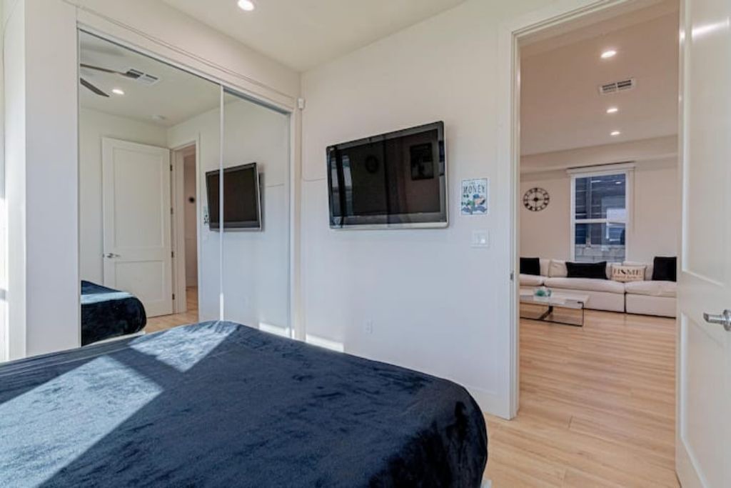 Photo of Bedroom in Lake Balboa