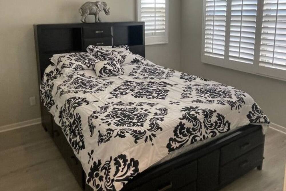 Photo of Bedroom in Portola Springs