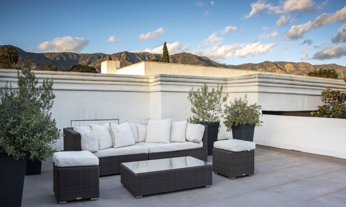 Photo of Patio Balcony in Hedgerow