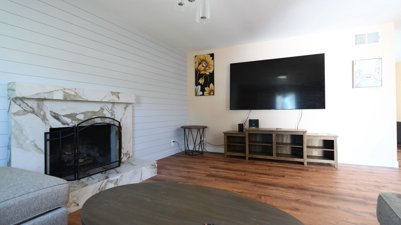 Photo of Livingroom in East Grove