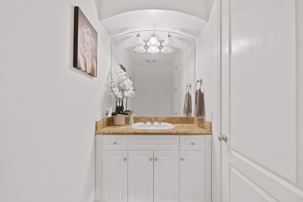 Photo of Bathroom in Chatsworth