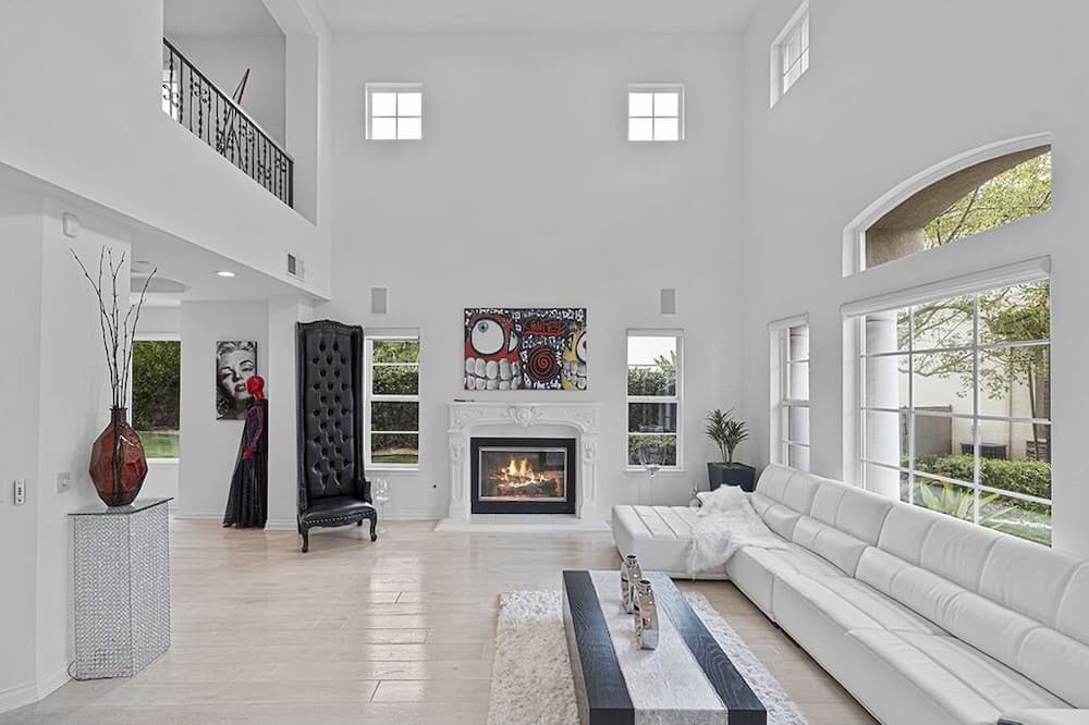 Photo of Livingroom in Chatsworth