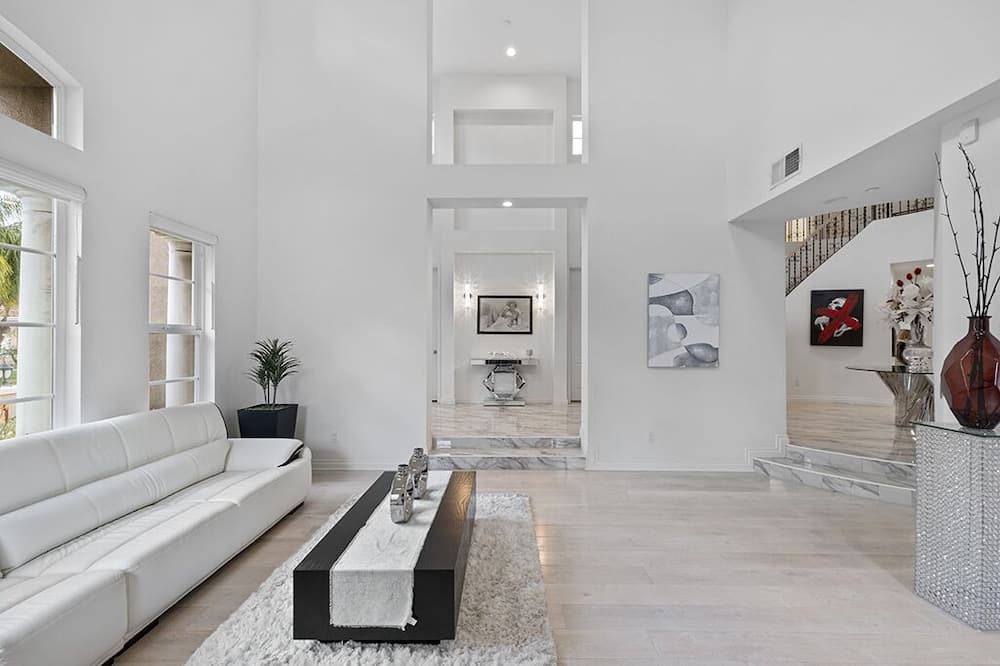 Photo of Livingroom in Chatsworth