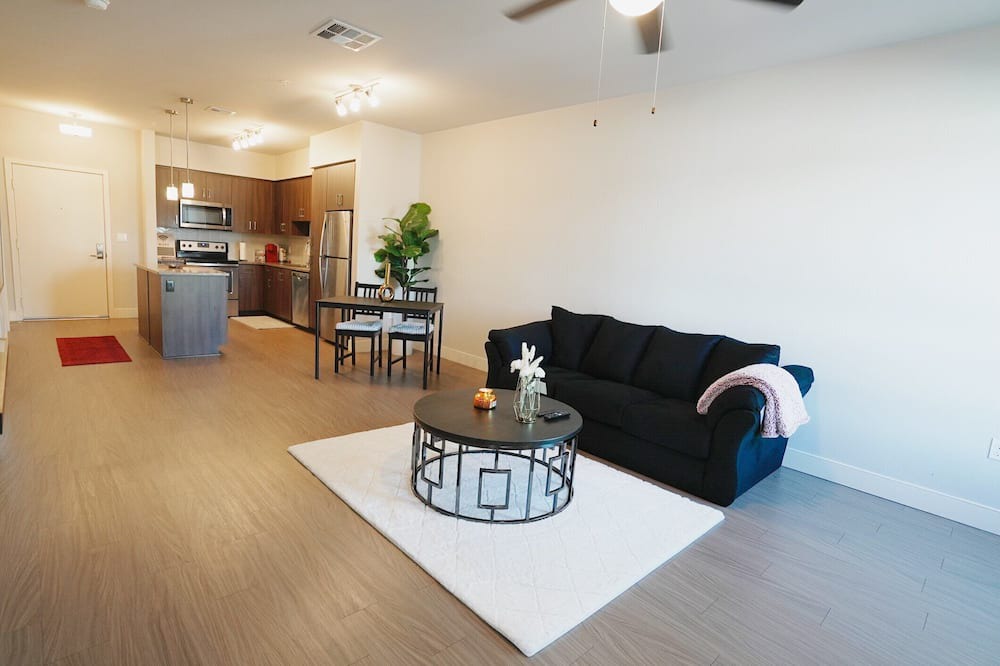 Photo of Livingroom in Warner Center