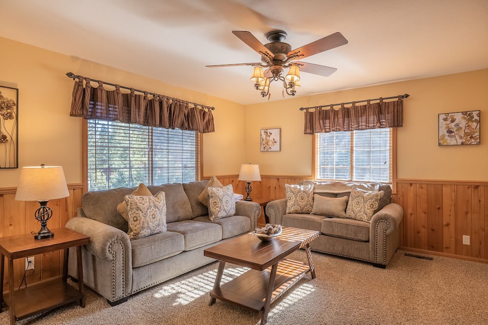 Photo of Livingroom in Eagle Mountain Estates