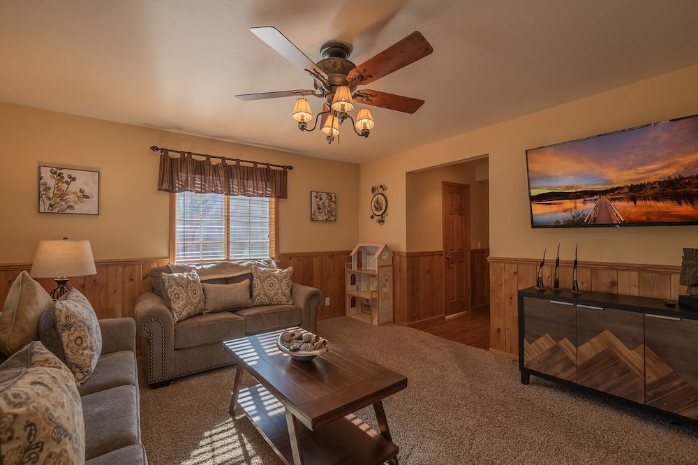 Photo of Livingroom in Eagle Mountain Estates