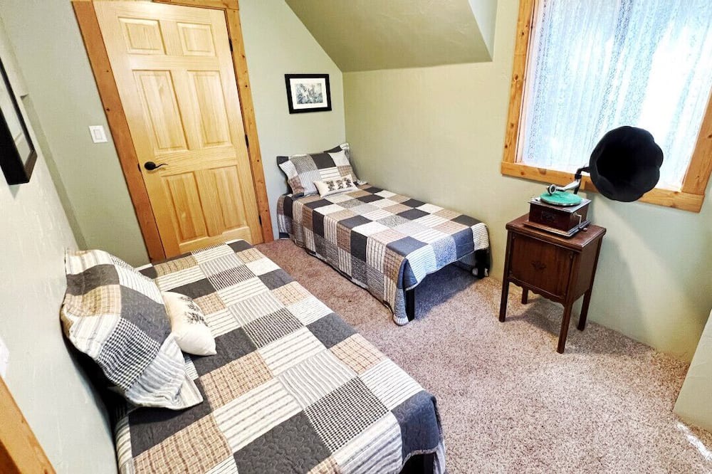 Photo of Bedroom in Crestline