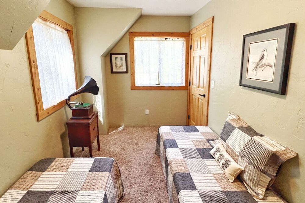 Photo of Bedroom in Crestline