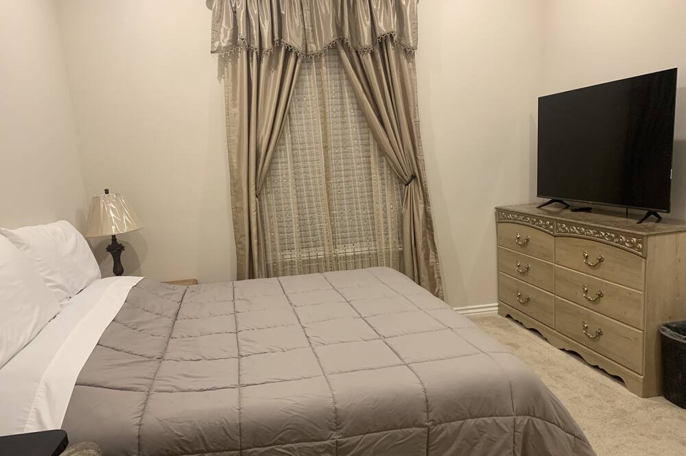 Photo of Bedroom in Alessandro Heights