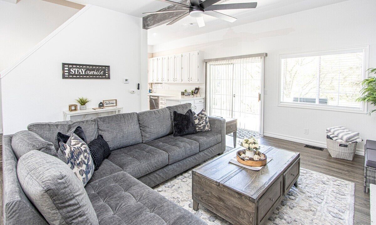 Photo of Livingroom in Lake Arrowhead