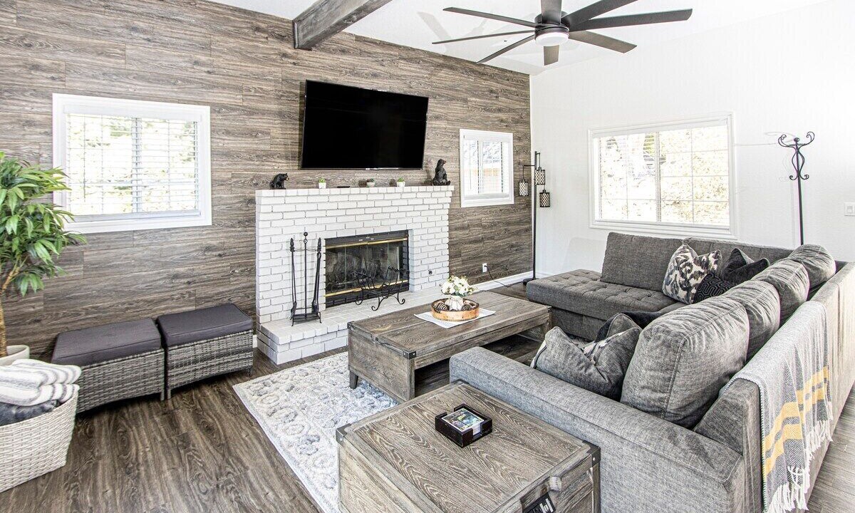 Photo of Livingroom in Lake Arrowhead