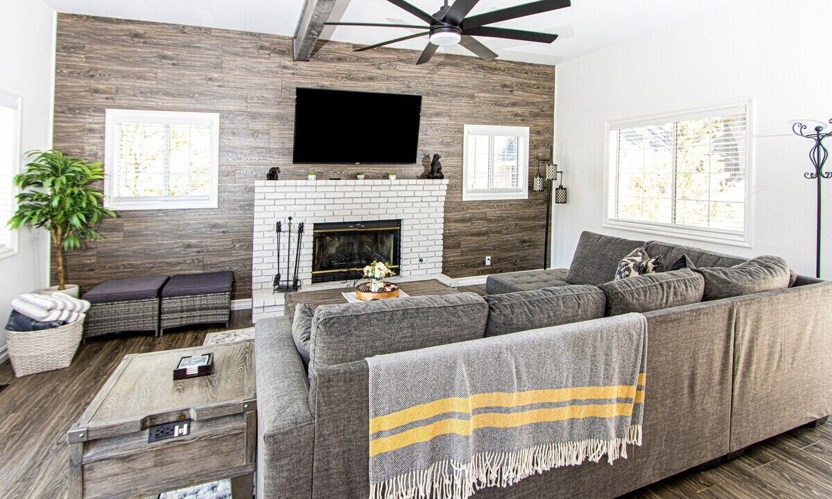 Photo of Livingroom in Lake Arrowhead