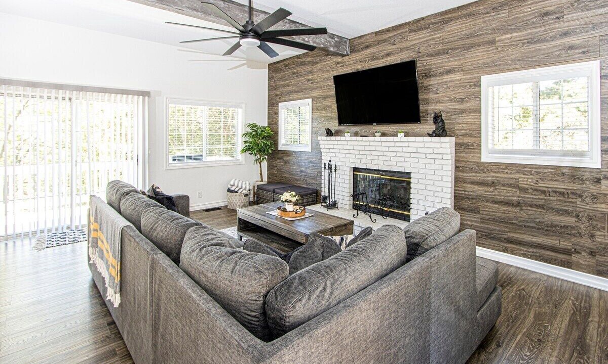 Photo of Livingroom in Lake Arrowhead