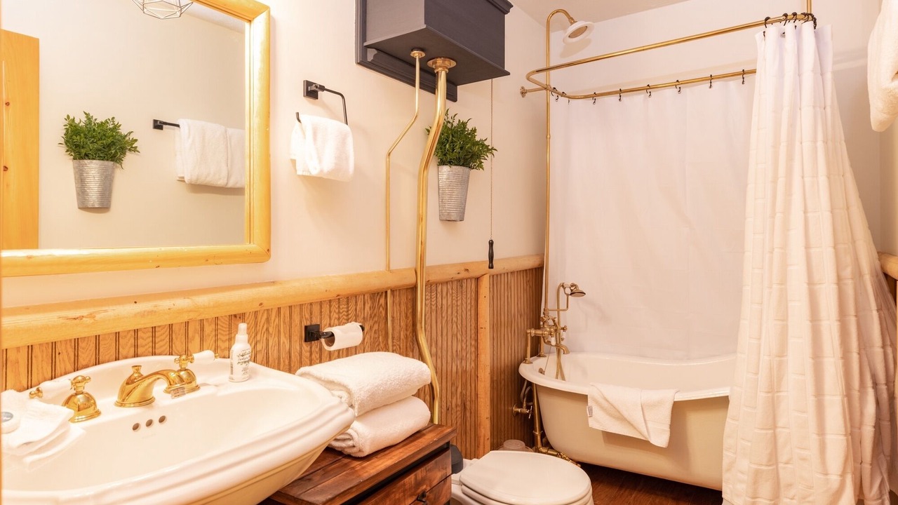 Photo of Bathroom in Fawnskin