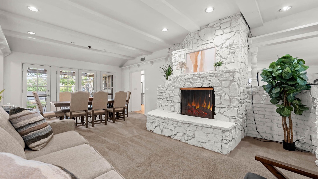 Photo of Livingroom in Northridge