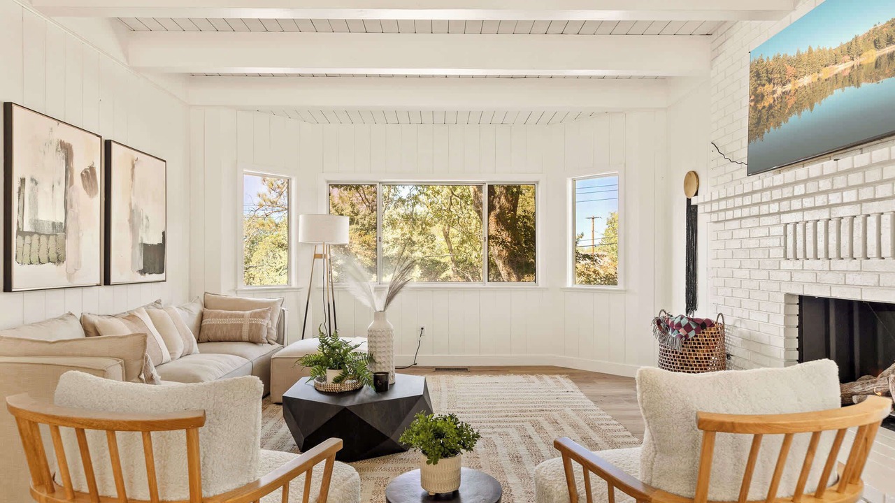 Photo of Livingroom in Lake Arrowhead
