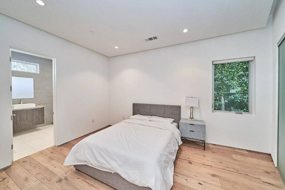 Photo of Bedroom in Greater Wilshire - Hancock Park