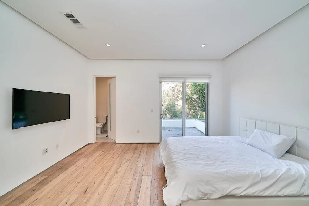 Photo of Bedroom in Greater Wilshire - Hancock Park