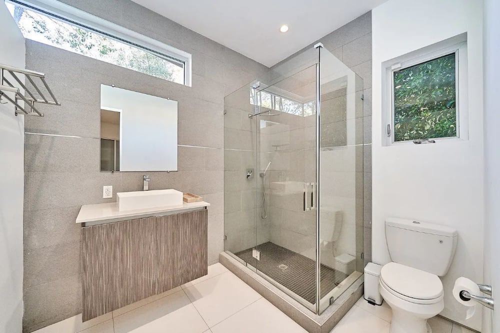 Photo of Bathroom in Greater Wilshire - Hancock Park