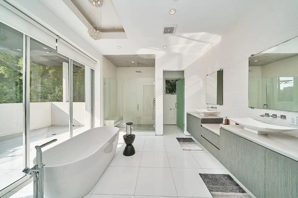 Photo of Bathroom in Greater Wilshire - Hancock Park