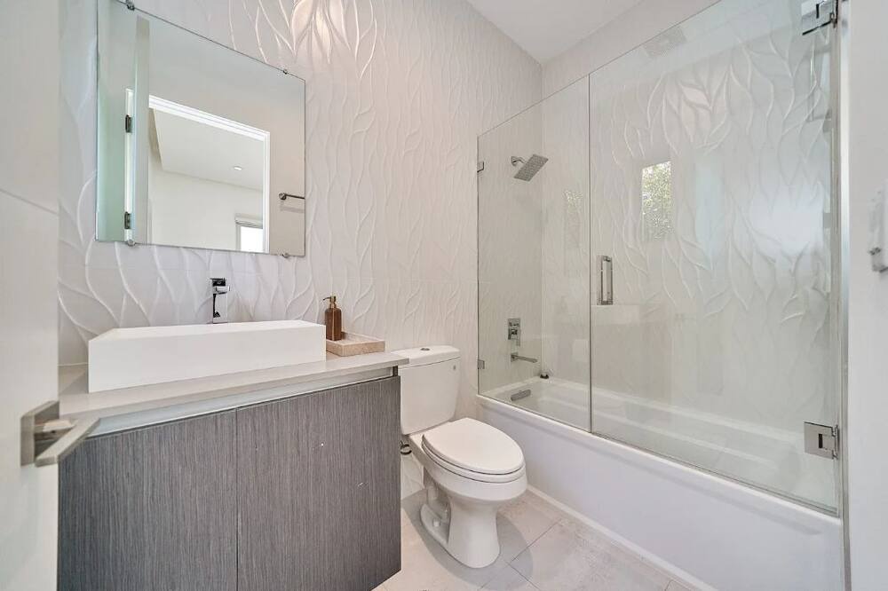 Photo of Bathroom in Greater Wilshire - Hancock Park