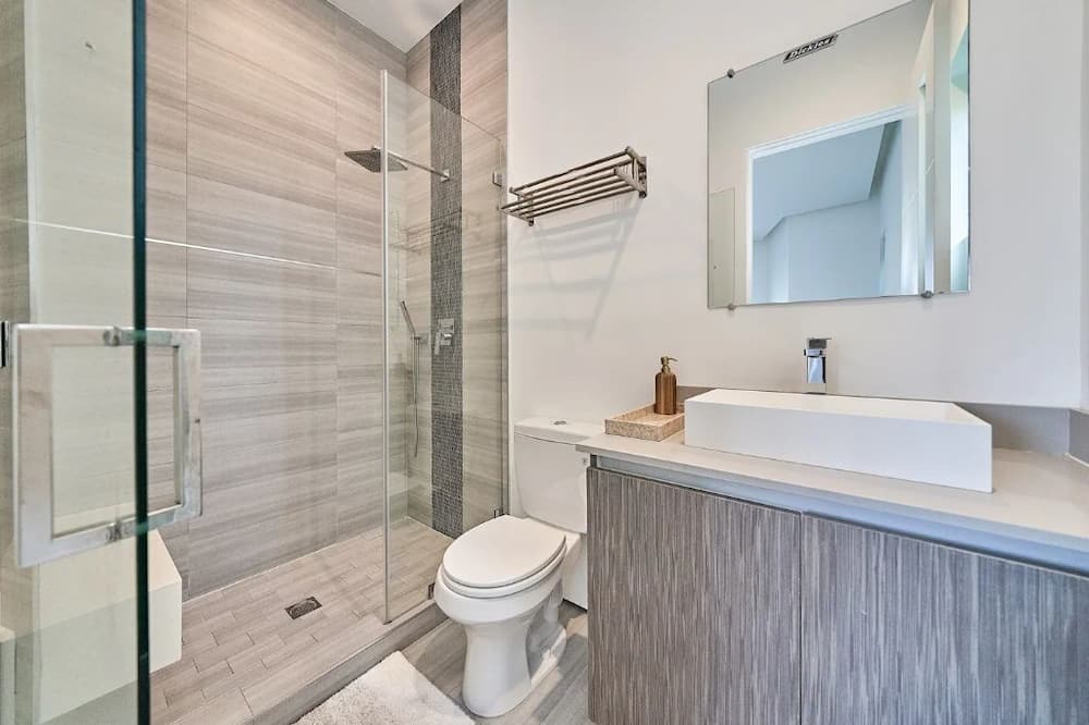 Photo of Bathroom in Greater Wilshire - Hancock Park
