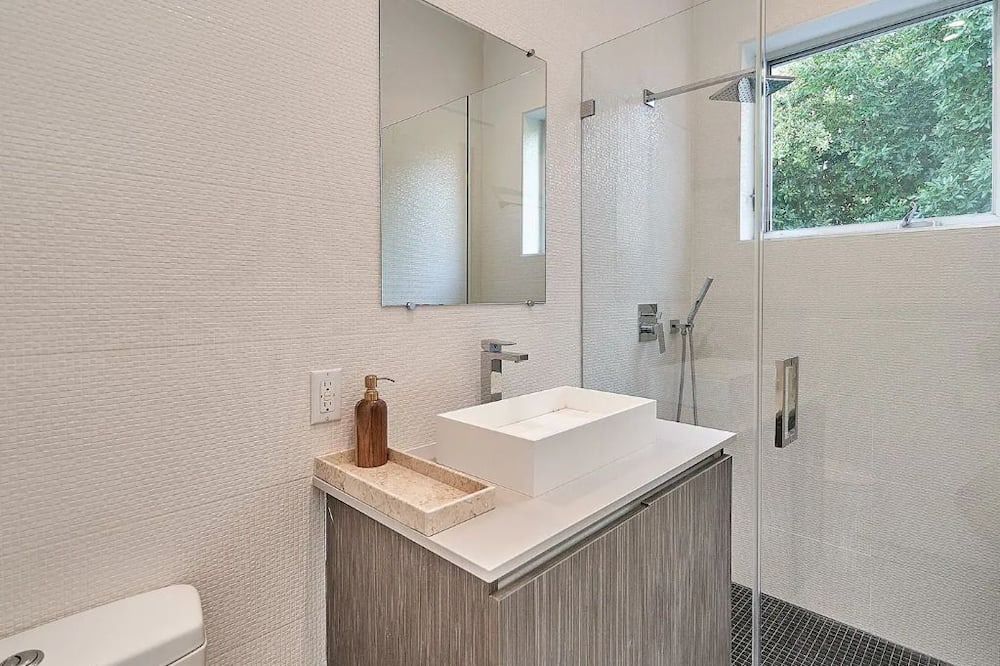 Photo of Bathroom in Greater Wilshire - Hancock Park
