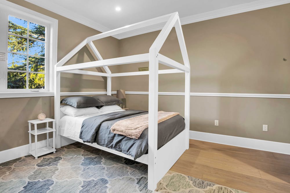 Photo of Bedroom in Valley Village
