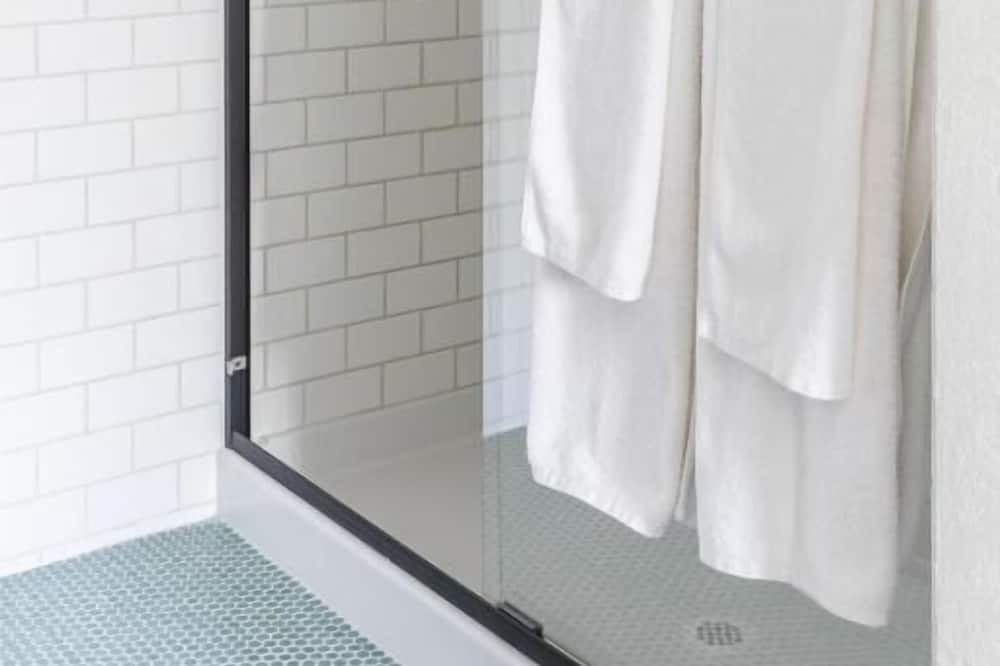 Photo of Bathroom in Piedmont Avenue