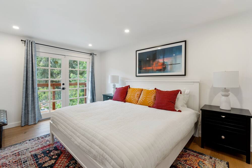 Photo of Bathroom in Beachwood Canyon