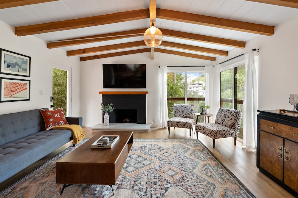 Photo of Livingroom in Beachwood Canyon