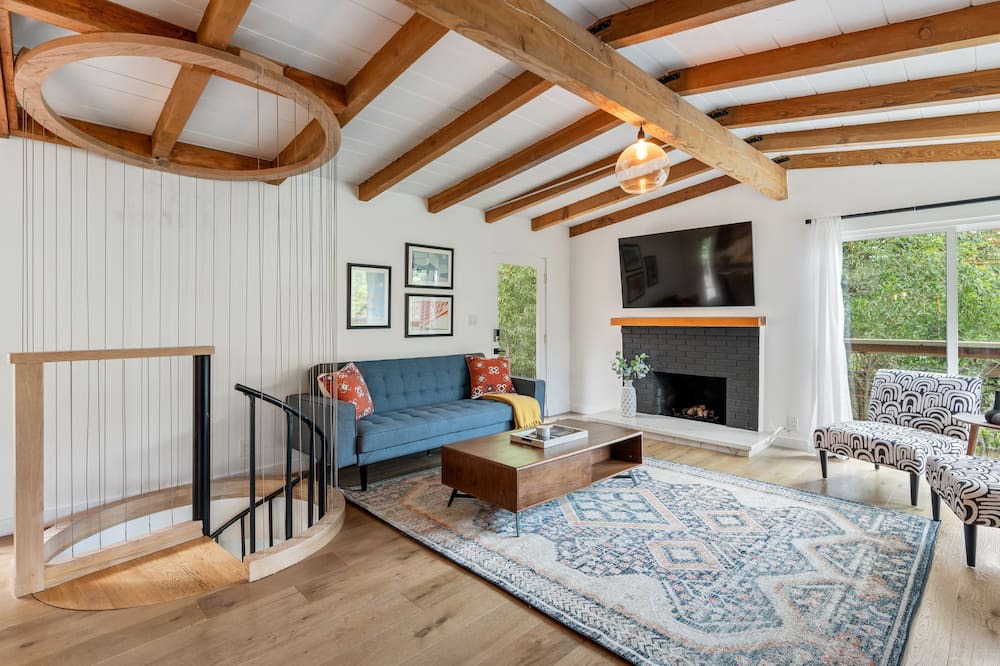 Photo of Livingroom in Beachwood Canyon