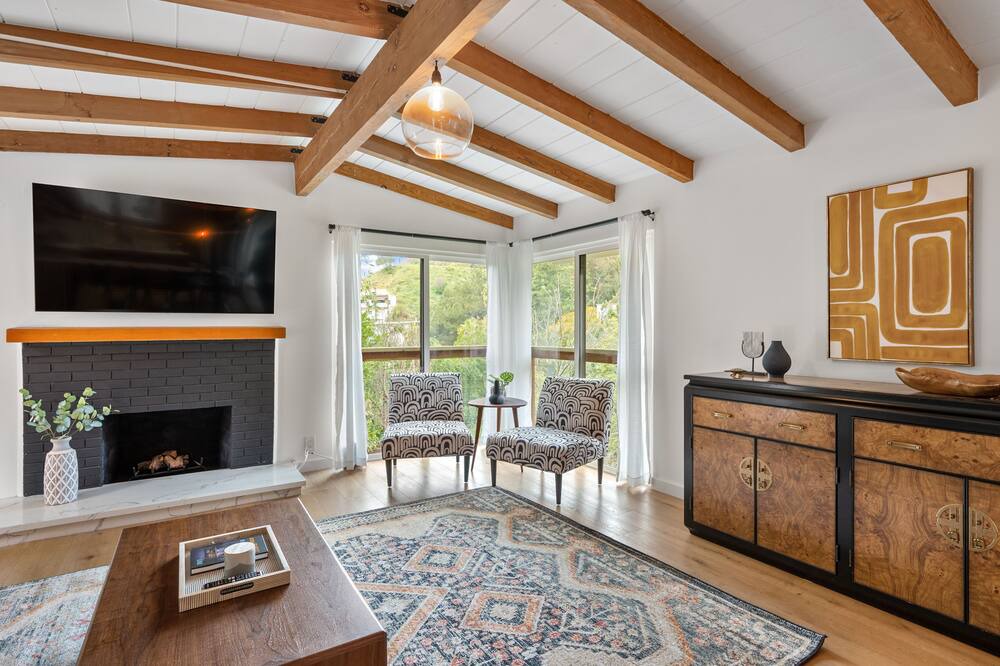Photo of Livingroom in Beachwood Canyon