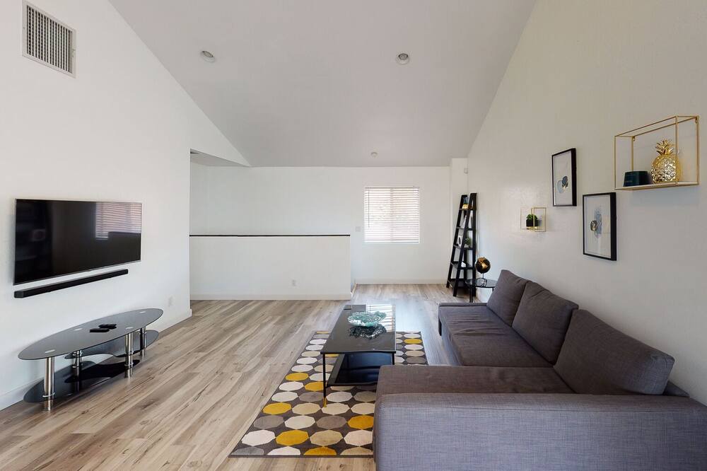 Photo of Livingroom in North Tustin