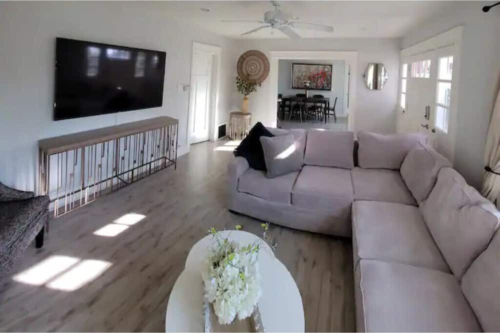 Photo of Livingroom in Whittier