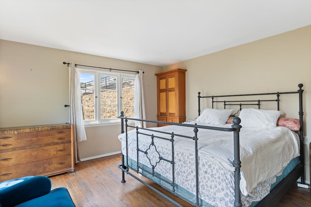 Photo of Bedroom in Hollywoodland