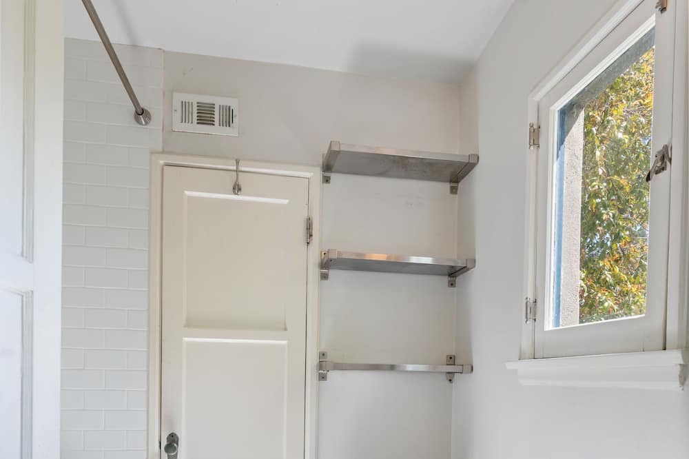 Photo of Bathroom in Hollywoodland