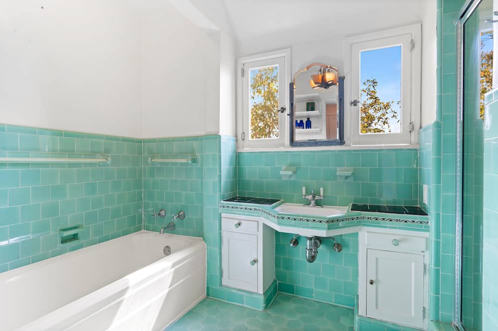 Photo of Bathroom in Hollywoodland